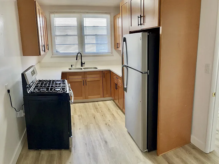 1215 S Fairfax Ave — Photo 21