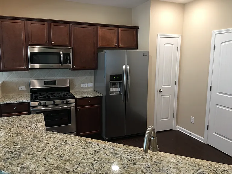 1055 Hampton Oaks Dr — Photo 9