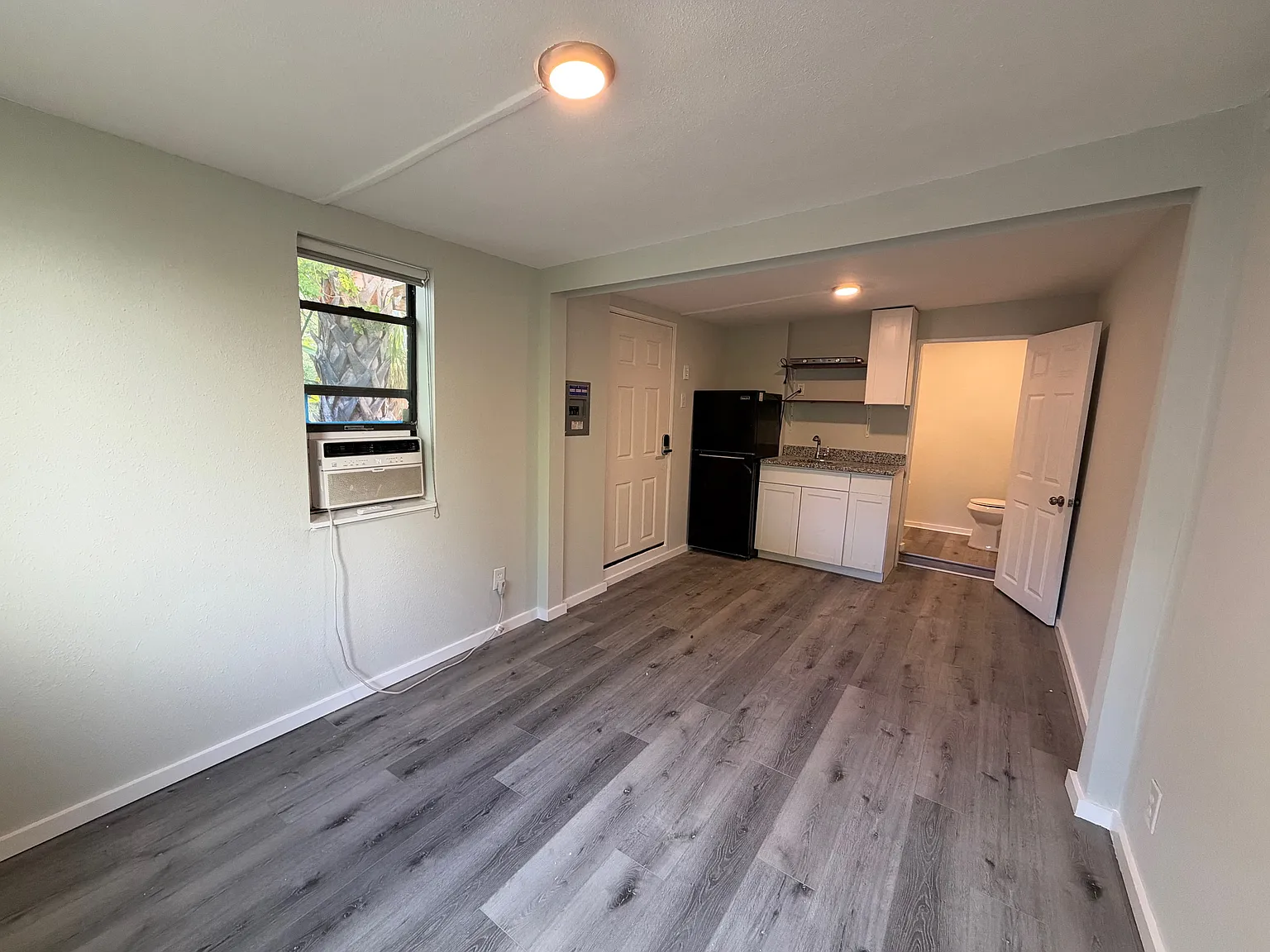 Studio, 300 sqft, $1,200 — Photo 4