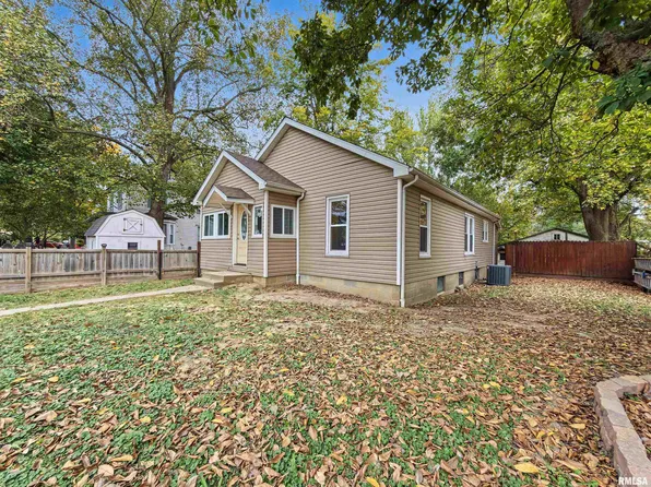 204 S 5th St, Elkville, IL 62932