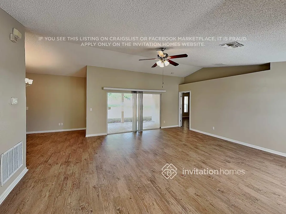 Building Photo - 2211 Lake Pointe Cir