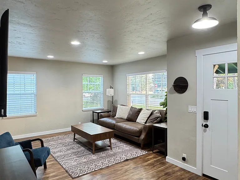 406 N Pacific St — Photo 2
