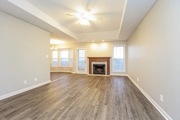 3 bed, 2.0 bath, 1452 sqft, $1,645 — Photo 3
