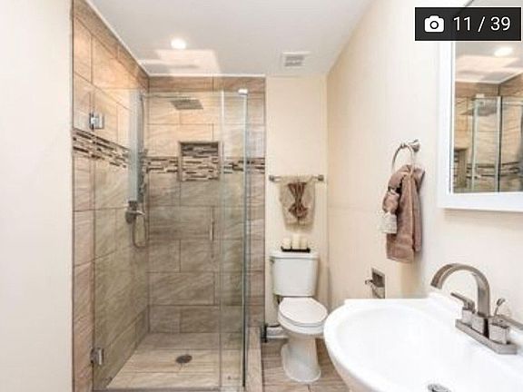 (2nd bathroom) Full bath.