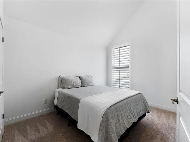 105 Pearl St — Photo 17