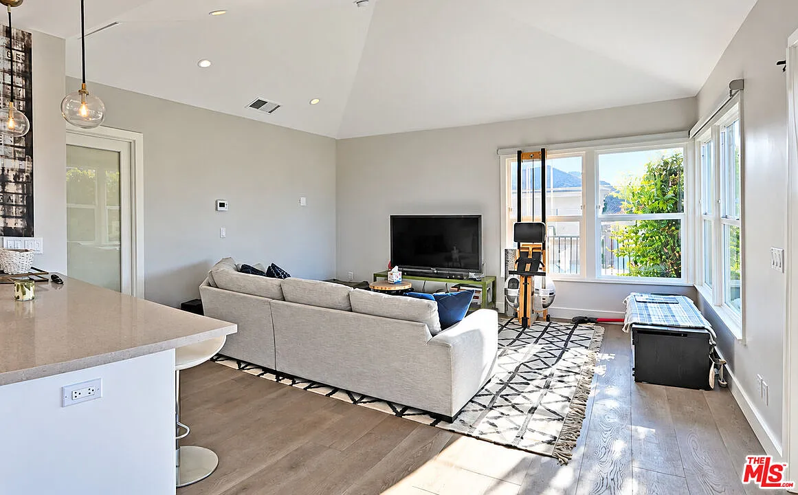 1 bed, 1.0 bath, 600 sqft, $3,800 — Photo 3