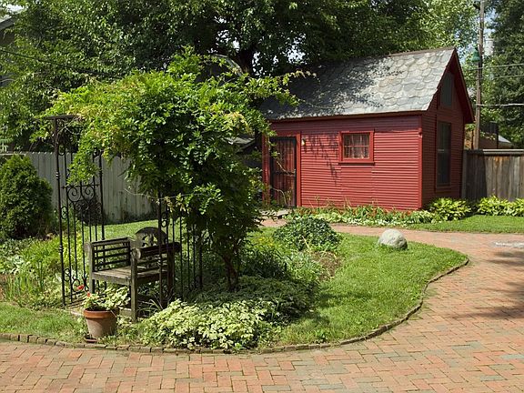 Workshop - lovely gardens and winding brick path