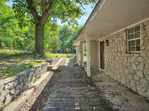 2nd image of 2404 Rambling Rd