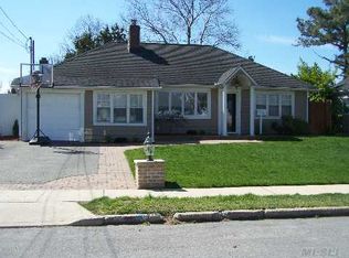 32 Surrey Rd, Massapequa, NY 11758