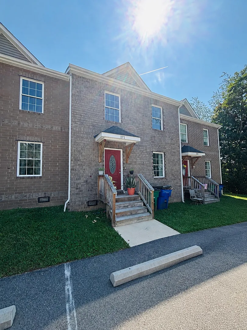 3 Bedroom, 2.5 Bath Townhouse — Photo 1