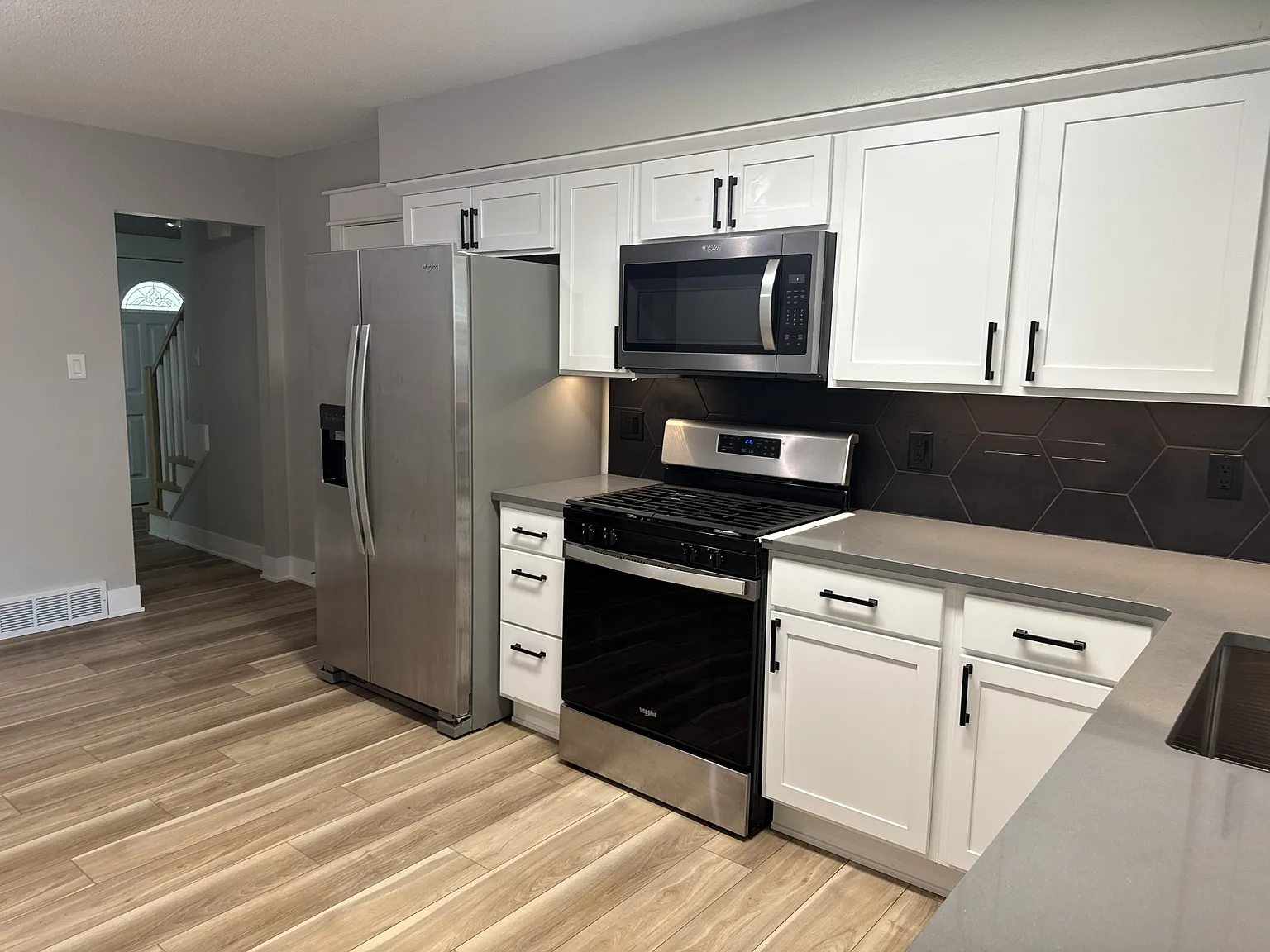 3 bed, 1300 sqft, $1,800 — Photo 2