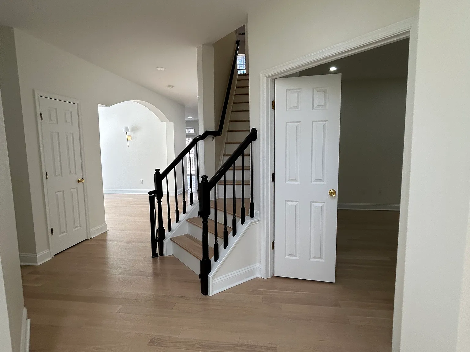 5 bed, 4041 sqft, $4,295 — Photo 4