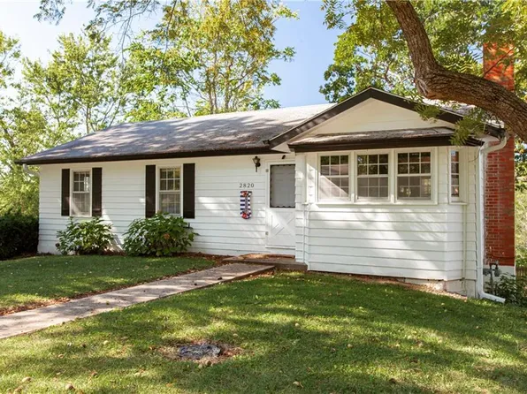 2820 Berry Ln, Independence, MO 64057