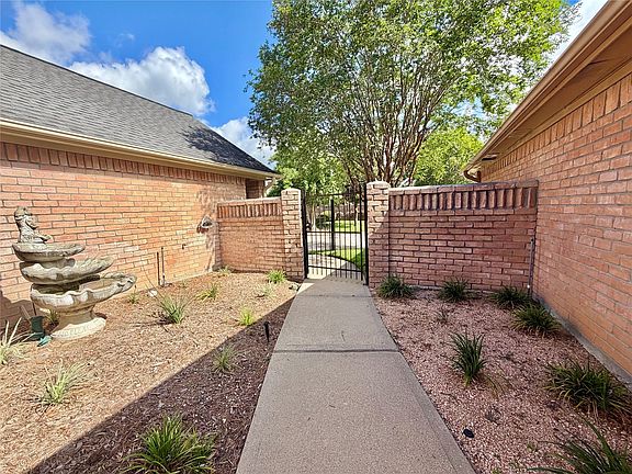 2nd image of 8027 Oakwood Garden St