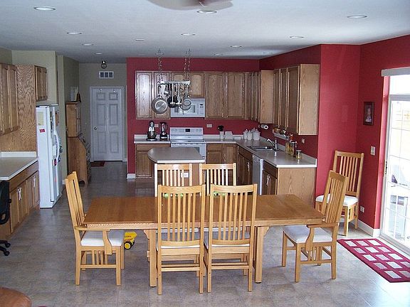 Eat-in Kitchen 23x17