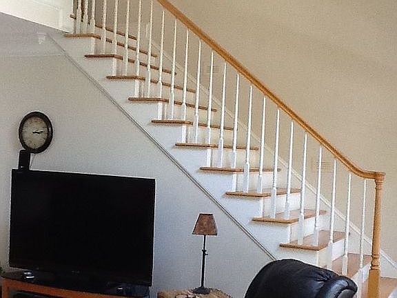 Red oak staircase to master 