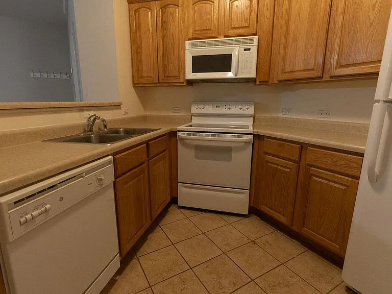1005 Club Village Dr — Photo 2