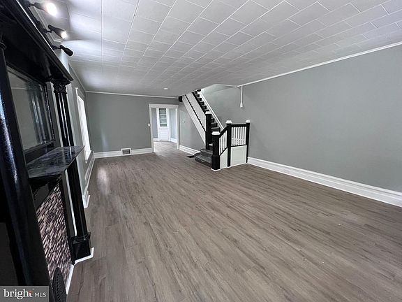 3rd image of 804 Queen St
