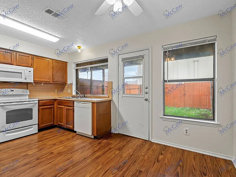 800 Bluebonnet Dr #B — Photo 6