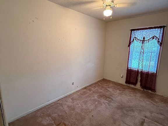 5th image of 17 Pinetree Cir