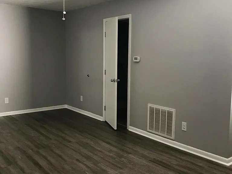 175 Hedgewood Ct — Photo 2