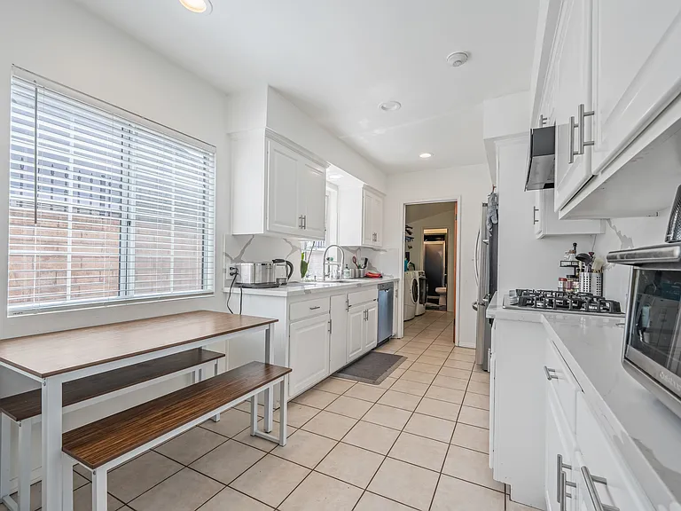 12655 Chandler Blvd — Photo 10