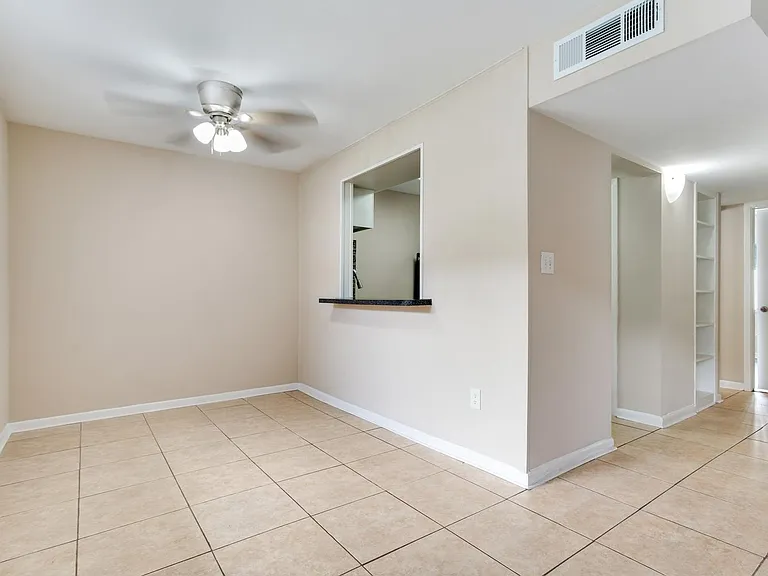 Chateau Apartments — Photo 35