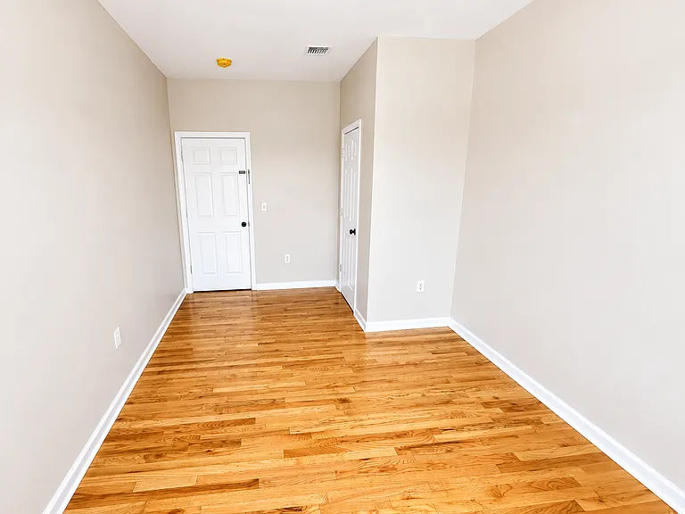 148 Hawthorne — Photo 10