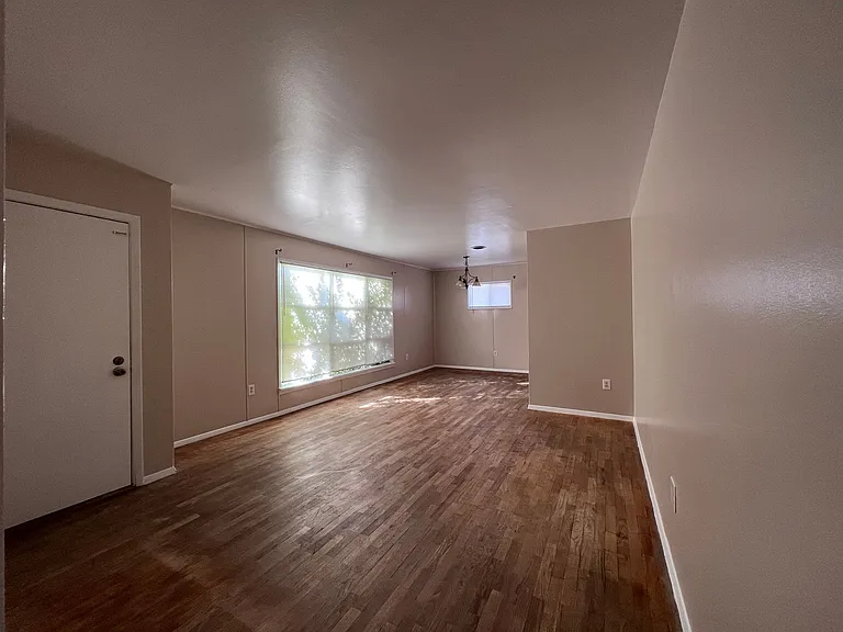 418 N Oak St — Photo 5