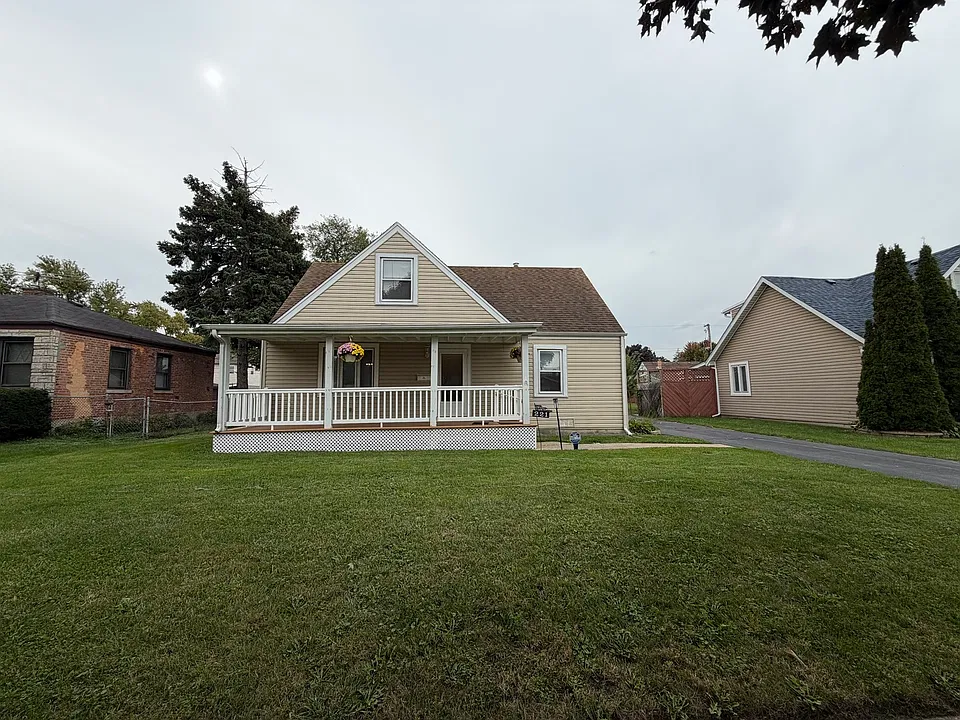 221 E Dickens Ave
