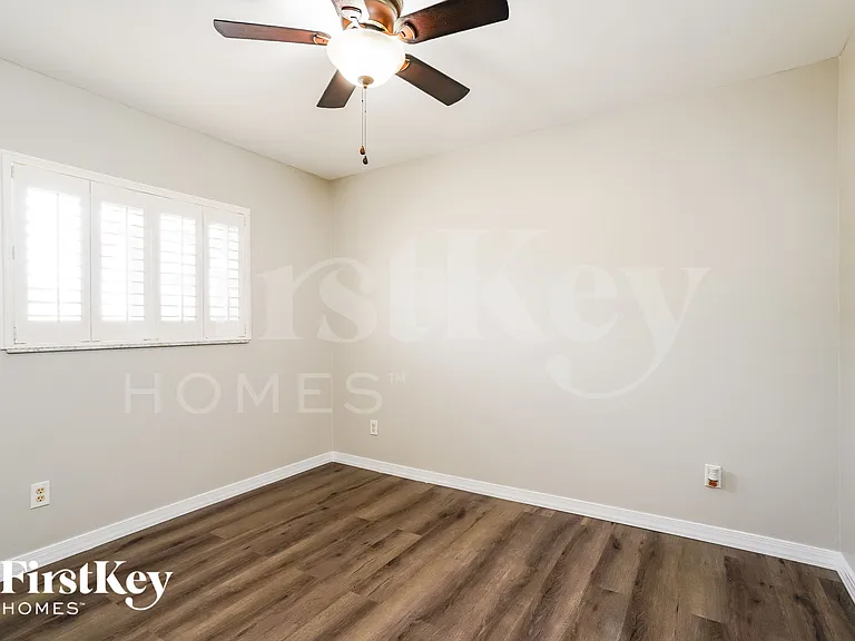 4028 NE 10th Pl — Photo 12