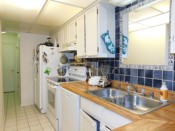 4th image of 5200 Villa View Dr APT 1C