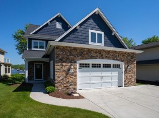 N28W27559 Peninsula Dr, Pewaukee, WI 53072