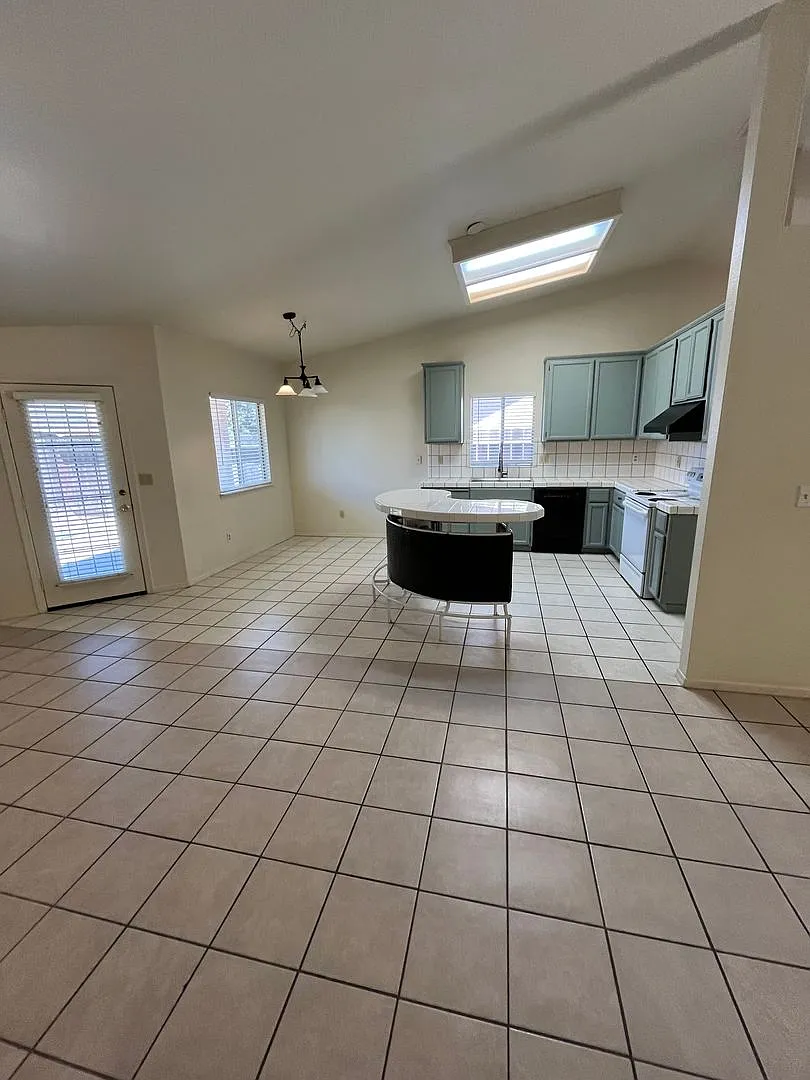 1st Months Half Off! Available Now!! Beautiful & Spacious 4 Bedroom Home! — Photo 1