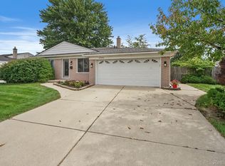 27342 Sutherland Dr, Warren, MI