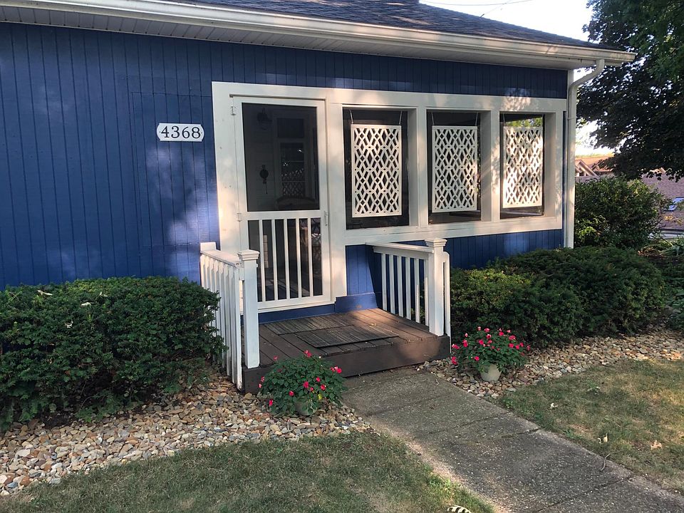 Front entry with screened in porch