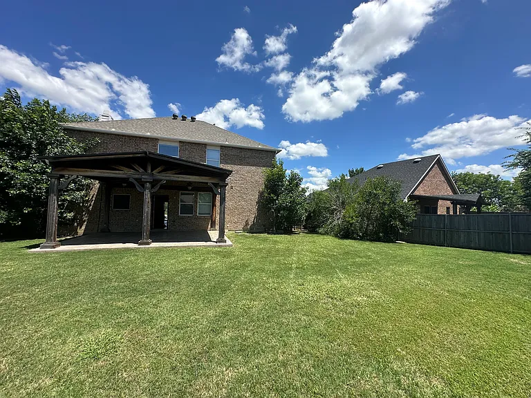 1909 Bradford Pear Sq — Photo 16