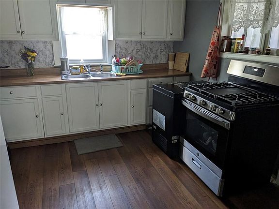 3rd image of 606 Brown St