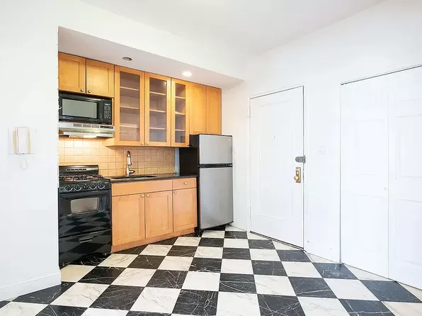 1295 3rd Avenue image 3 of 5