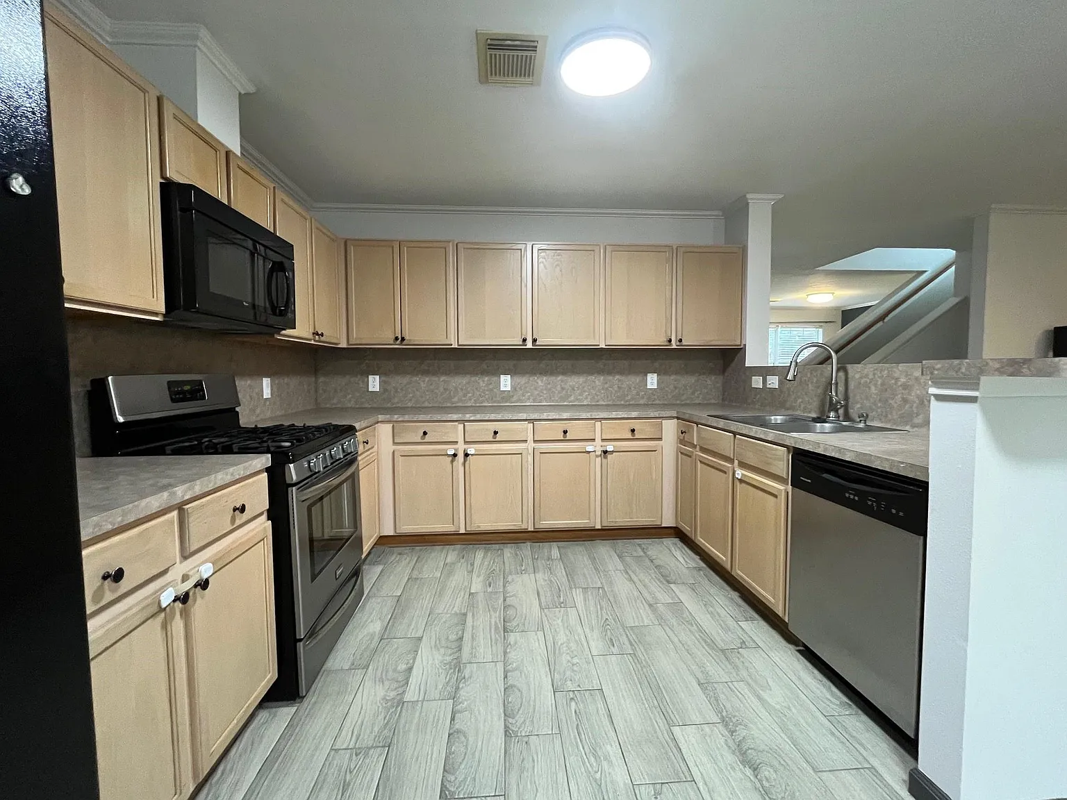 4 bed, 2.5 bath, 2846 sqft, $2,200 — Photo 2