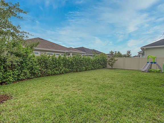 Large & Private Back Yard