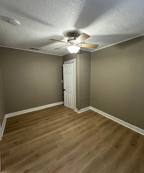 1587 Scranton Ave #B — Photo 4