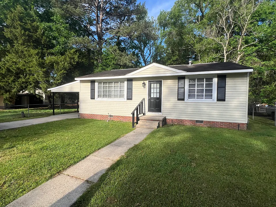201 Rosewood Dr