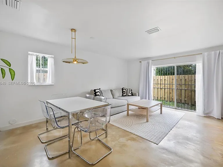 421 SW 3rd St #16 — Photo 5