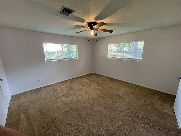 1712 Lindy Ln — Photo 7