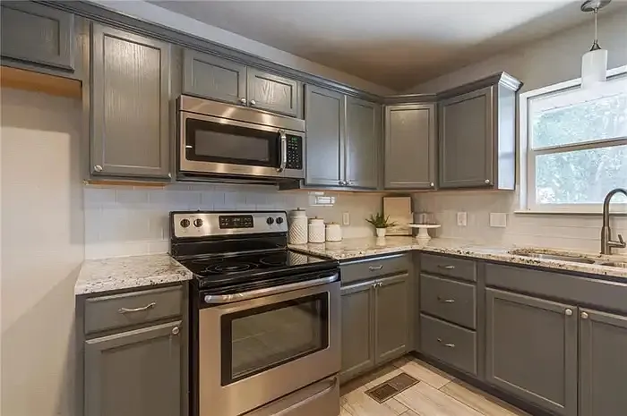 1501 Carlton Way — Photo 12