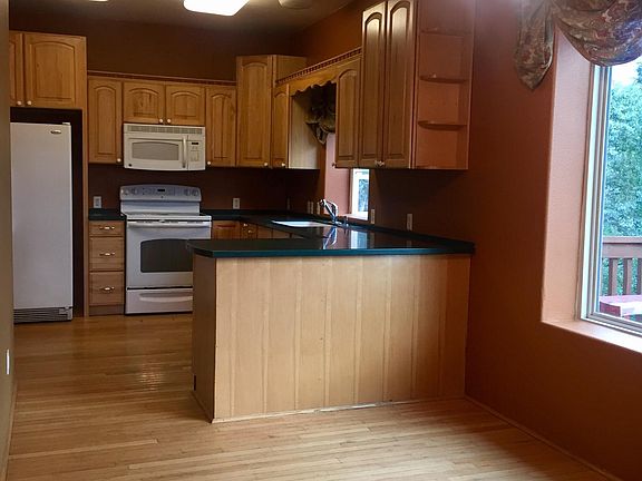 Dining & kitchen.
