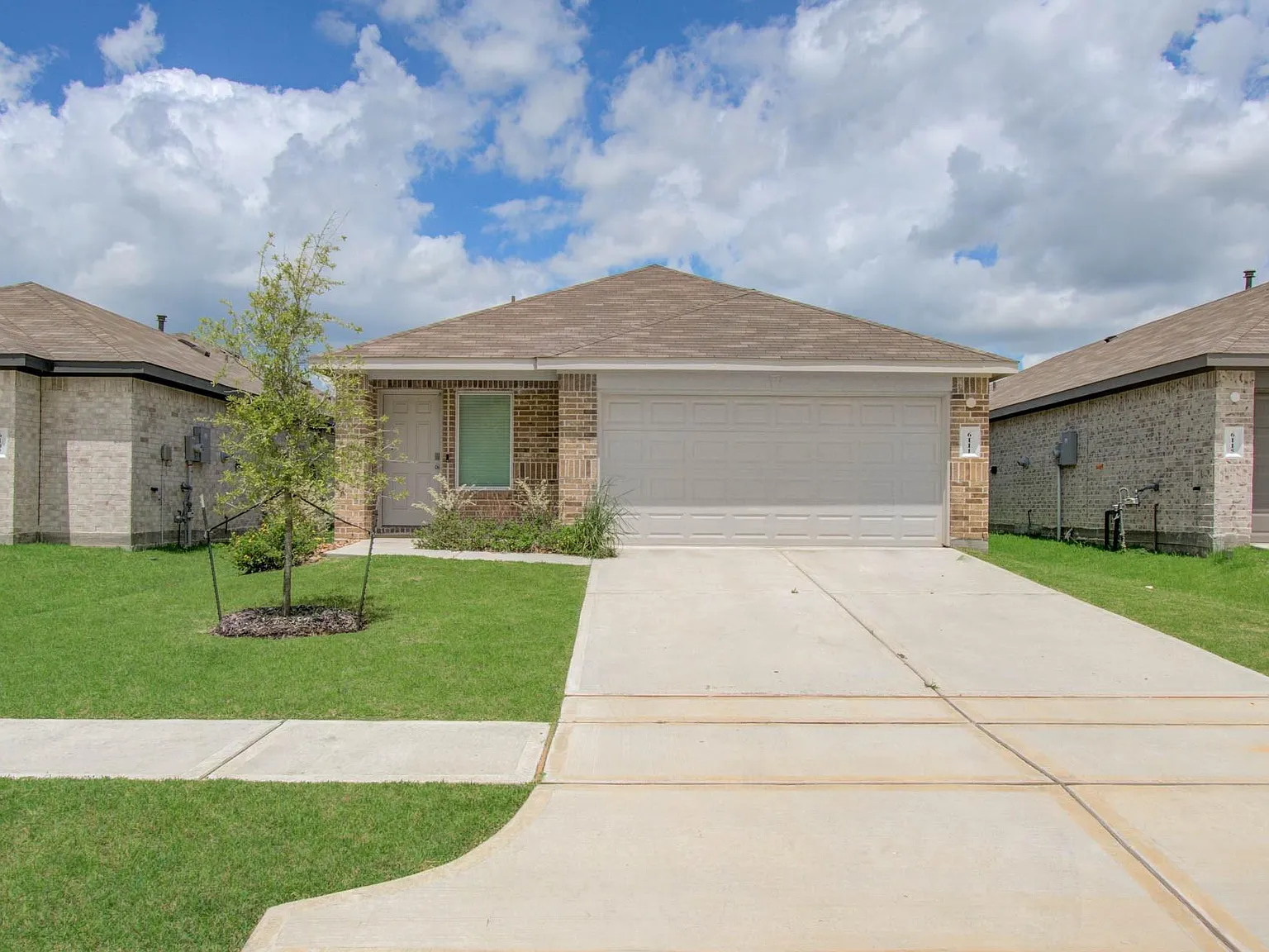 3 bed, 2.0 bath, 1586 sqft, $2,300 — Photo 1
