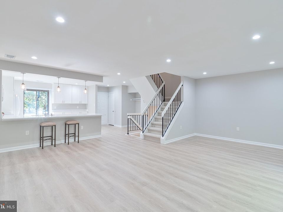 1st image of 8748 Ridge Hollow Ct
