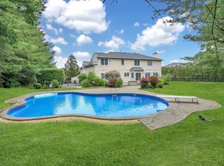 40 Woodbury Farms Dr, Woodbury, NY 11797